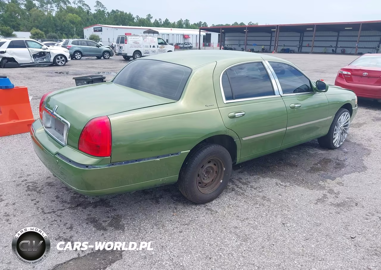 2003 Lincoln Town Car Signature VIN:1LNHM82W43Y644240 - 4