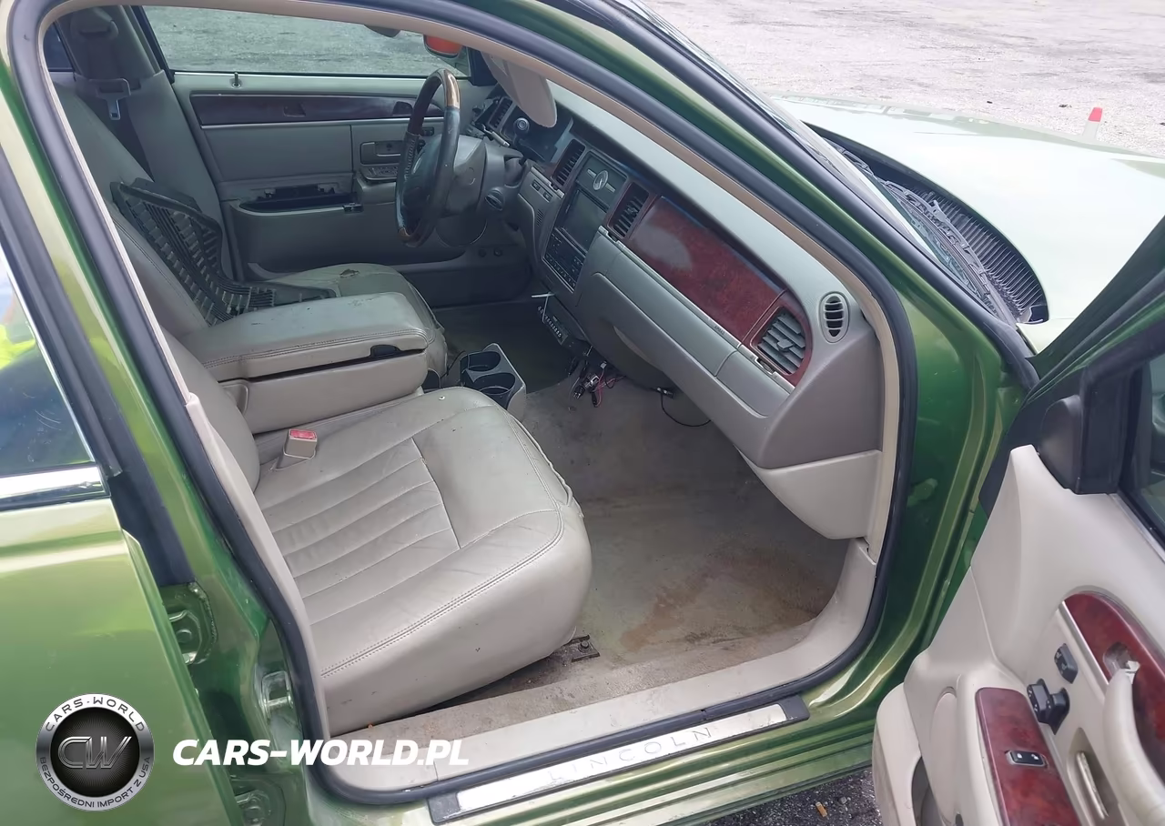 2003 Lincoln Town Car Signature VIN:1LNHM82W43Y644240 - 5