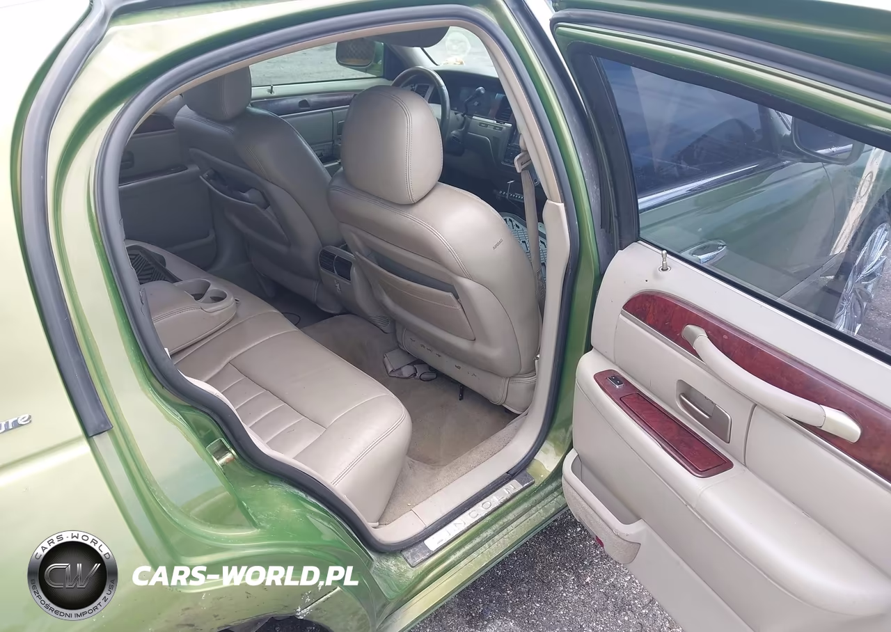 2003 Lincoln Town Car Signature VIN:1LNHM82W43Y644240 - 8