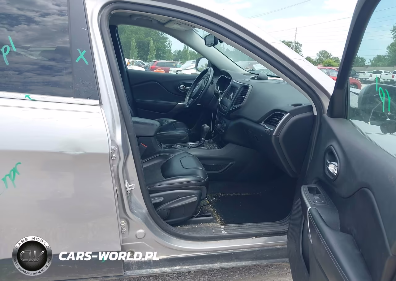 2019 Jeep Cherokee Latitude Plus 4X4 VIN:1C4PJMLX7KD422354 - 5