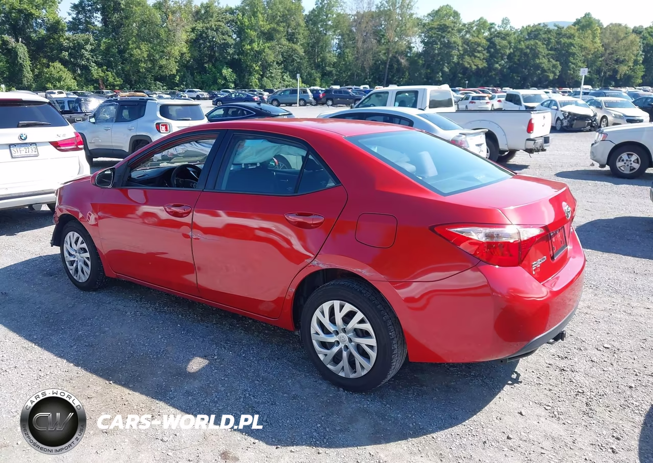 2018 Toyota Corolla Le VIN:5YFBURHE8JP752070 - 3