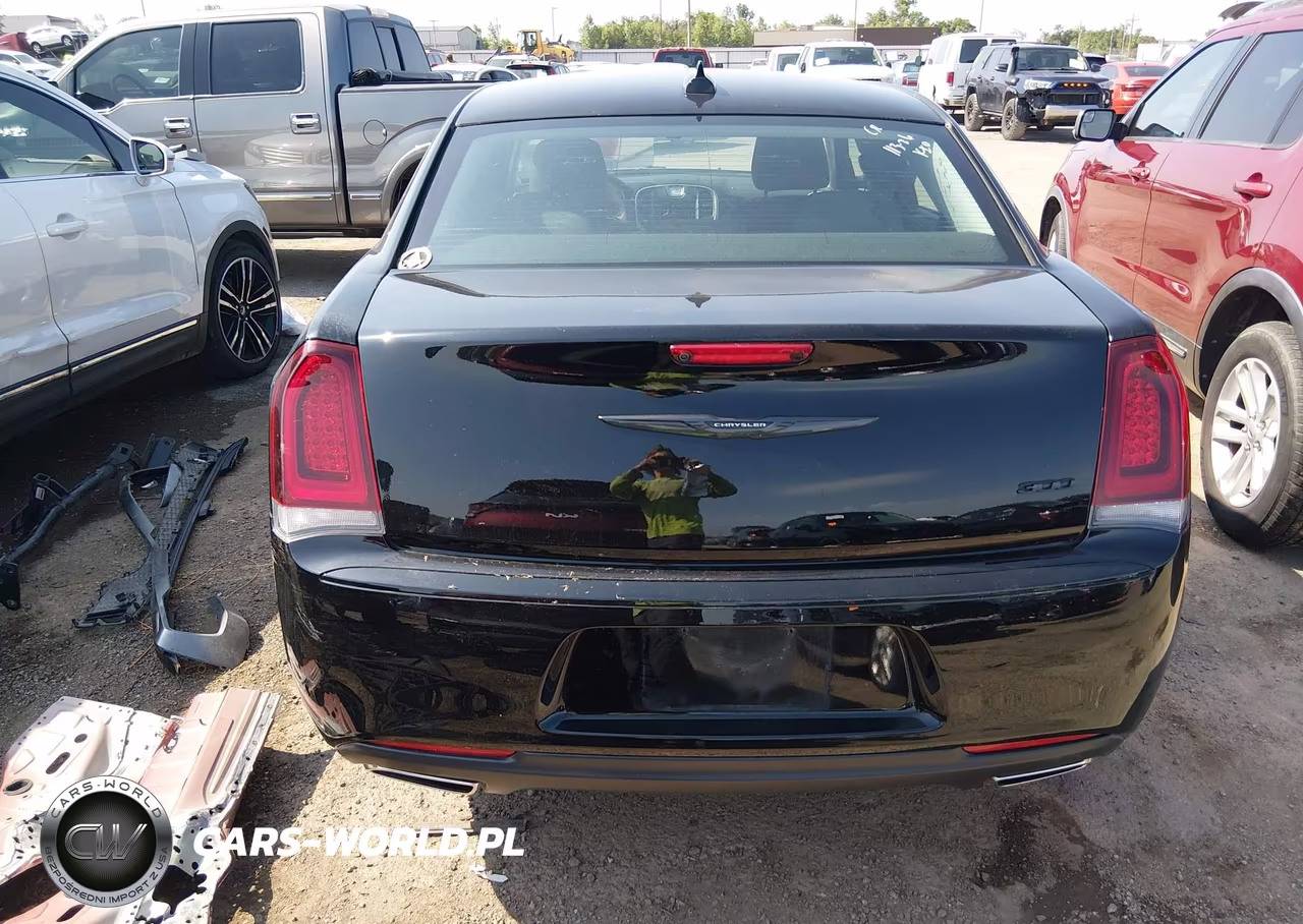 2022 Chrysler 300 Touring VIN:2C3CCAAG0NH225936 - 16