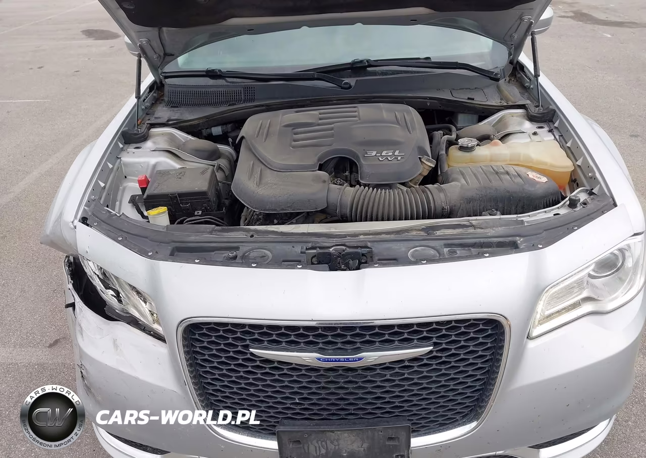 2019 Chrysler 300 Touring VIN:2C3CCAAG2KH568937 - 10