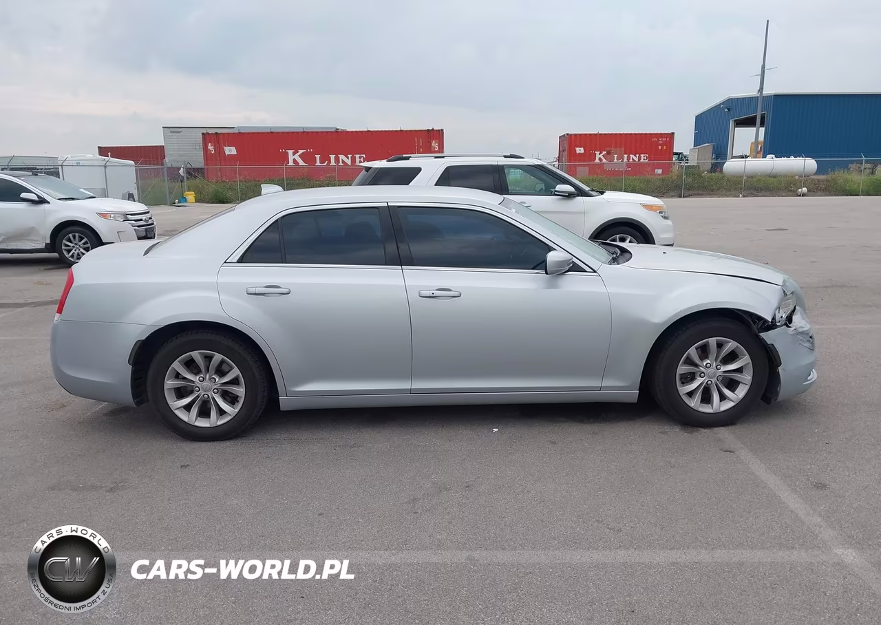 2019 Chrysler 300 Touring VIN:2C3CCAAG2KH568937 - 13