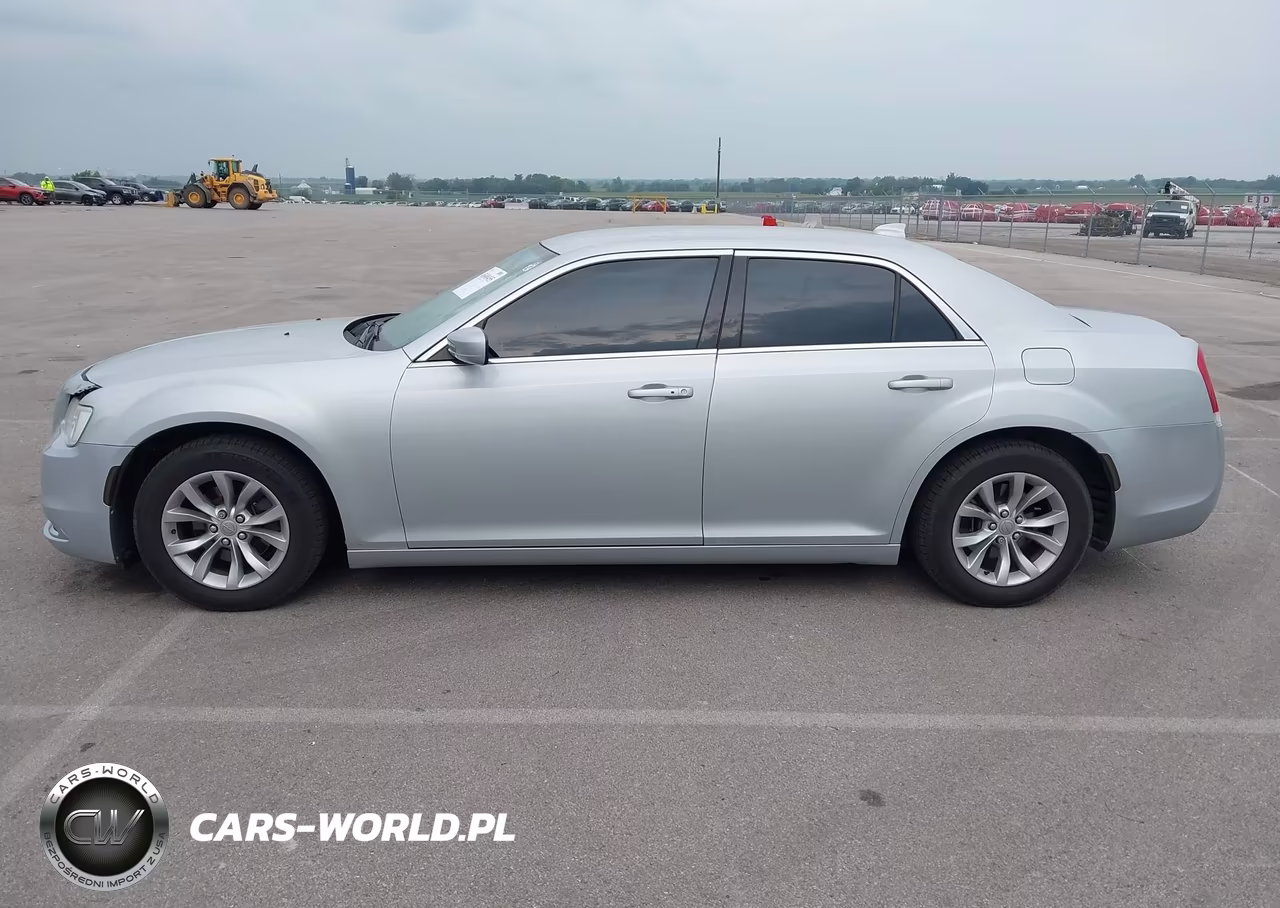 2019 Chrysler 300 Touring VIN:2C3CCAAG2KH568937 - 14