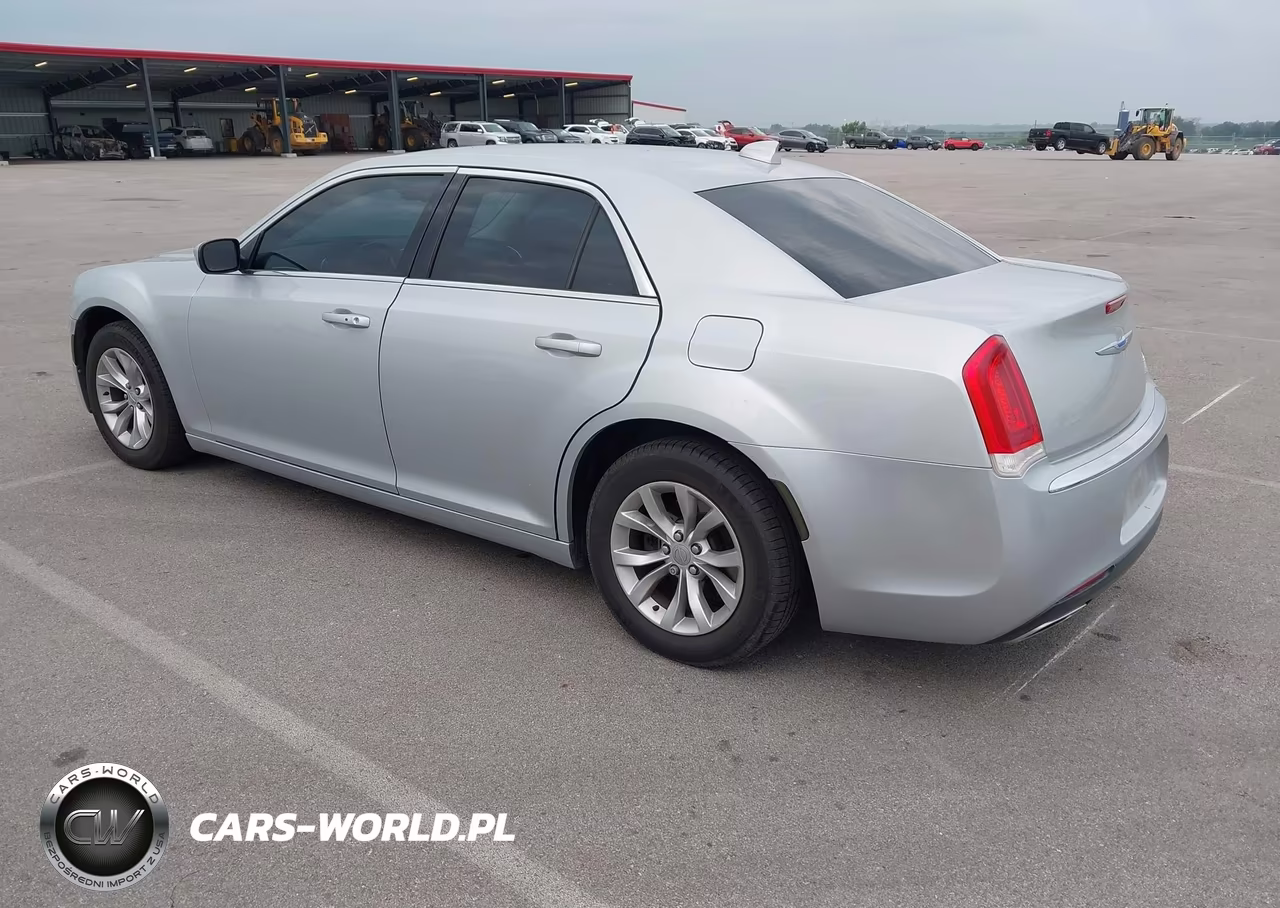 2019 Chrysler 300 Touring VIN:2C3CCAAG2KH568937 - 3
