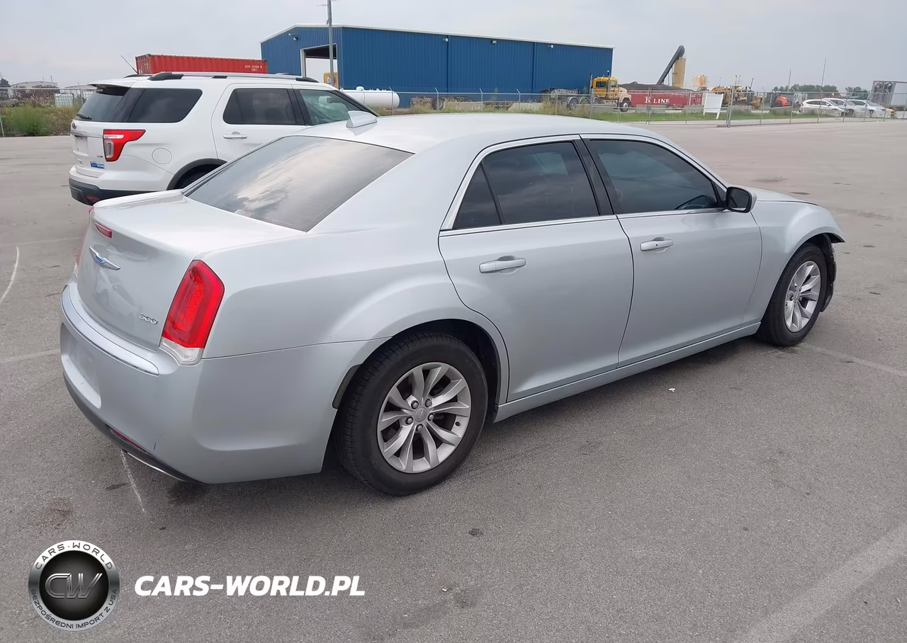 2019 Chrysler 300 Touring VIN:2C3CCAAG2KH568937 - 4