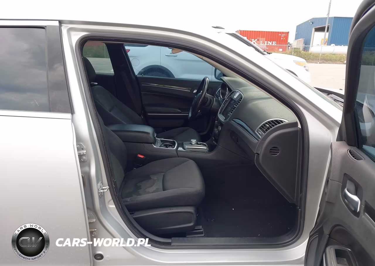 2019 Chrysler 300 Touring VIN:2C3CCAAG2KH568937 - 5