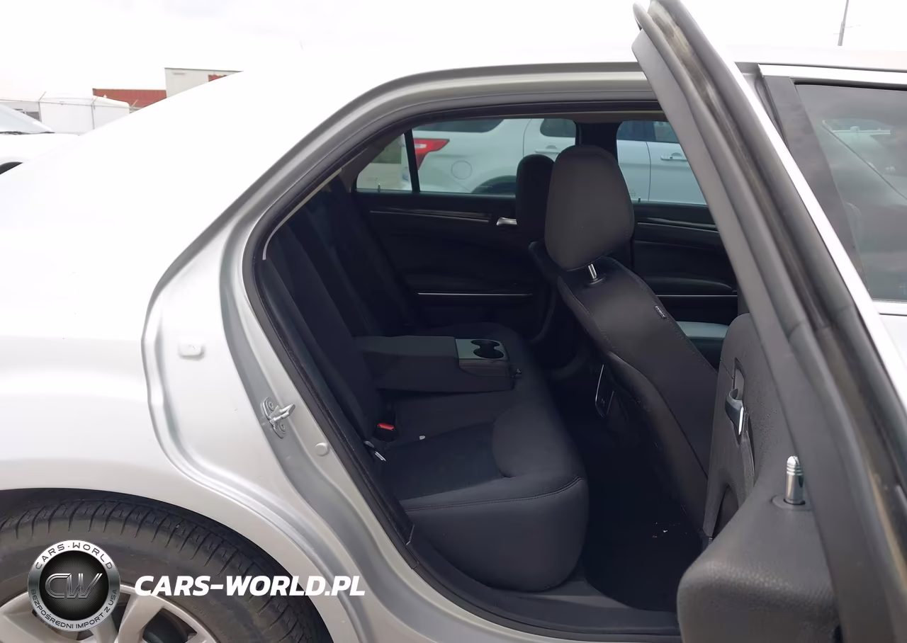 2019 Chrysler 300 Touring VIN:2C3CCAAG2KH568937 - 8