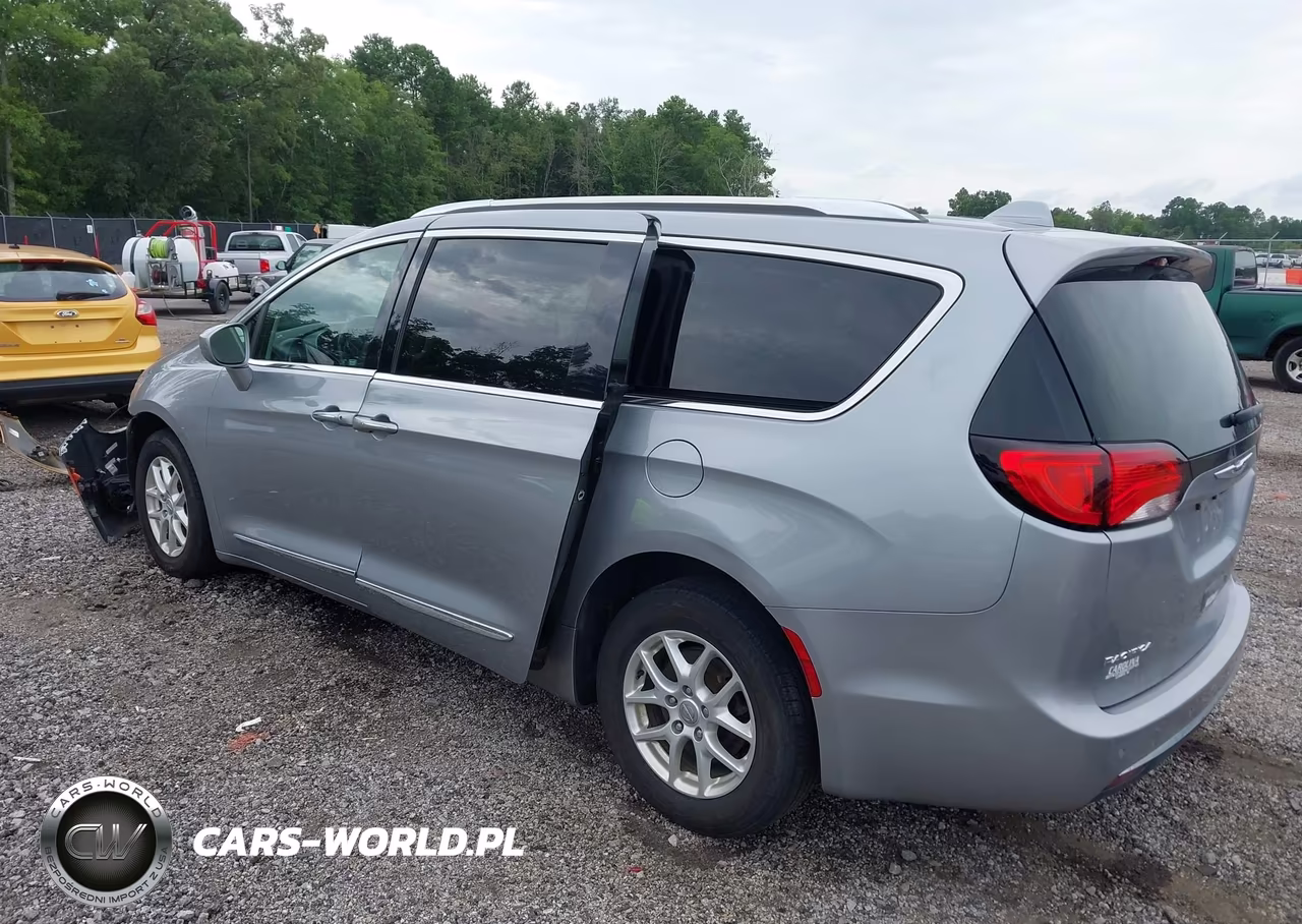 2020 Chrysler Pacifica Touring L VIN:2C4RC1BG8LR276404 - 3
