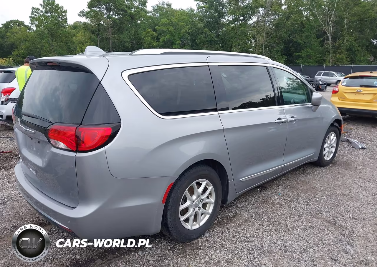 2020 Chrysler Pacifica Touring L VIN:2C4RC1BG8LR276404 - 4