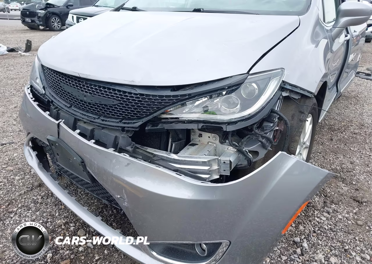 2020 Chrysler Pacifica Touring L VIN:2C4RC1BG8LR276404 - 6