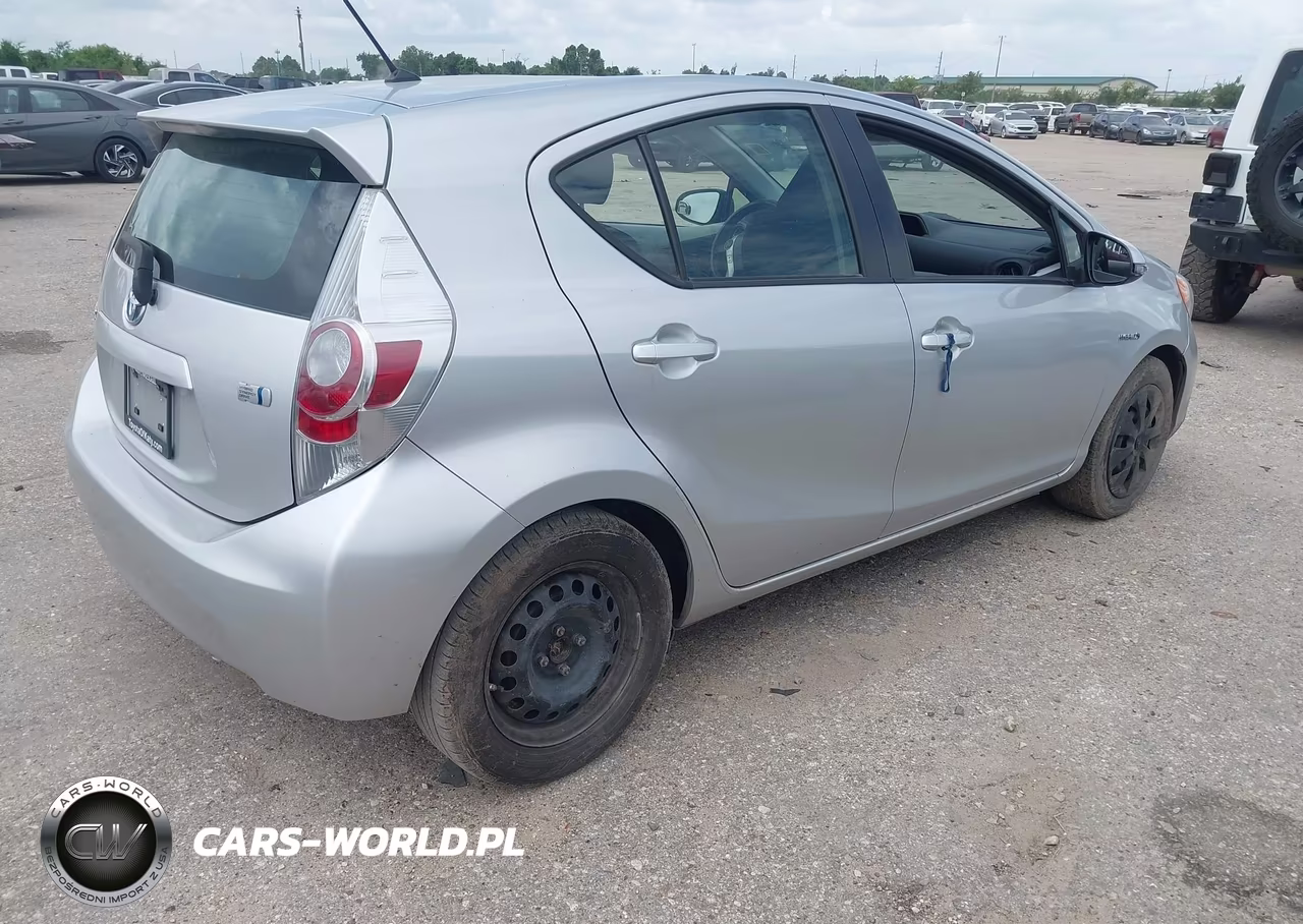 2013 Toyota Prius C Two VIN:JTDKDTB32D1531786 - 4