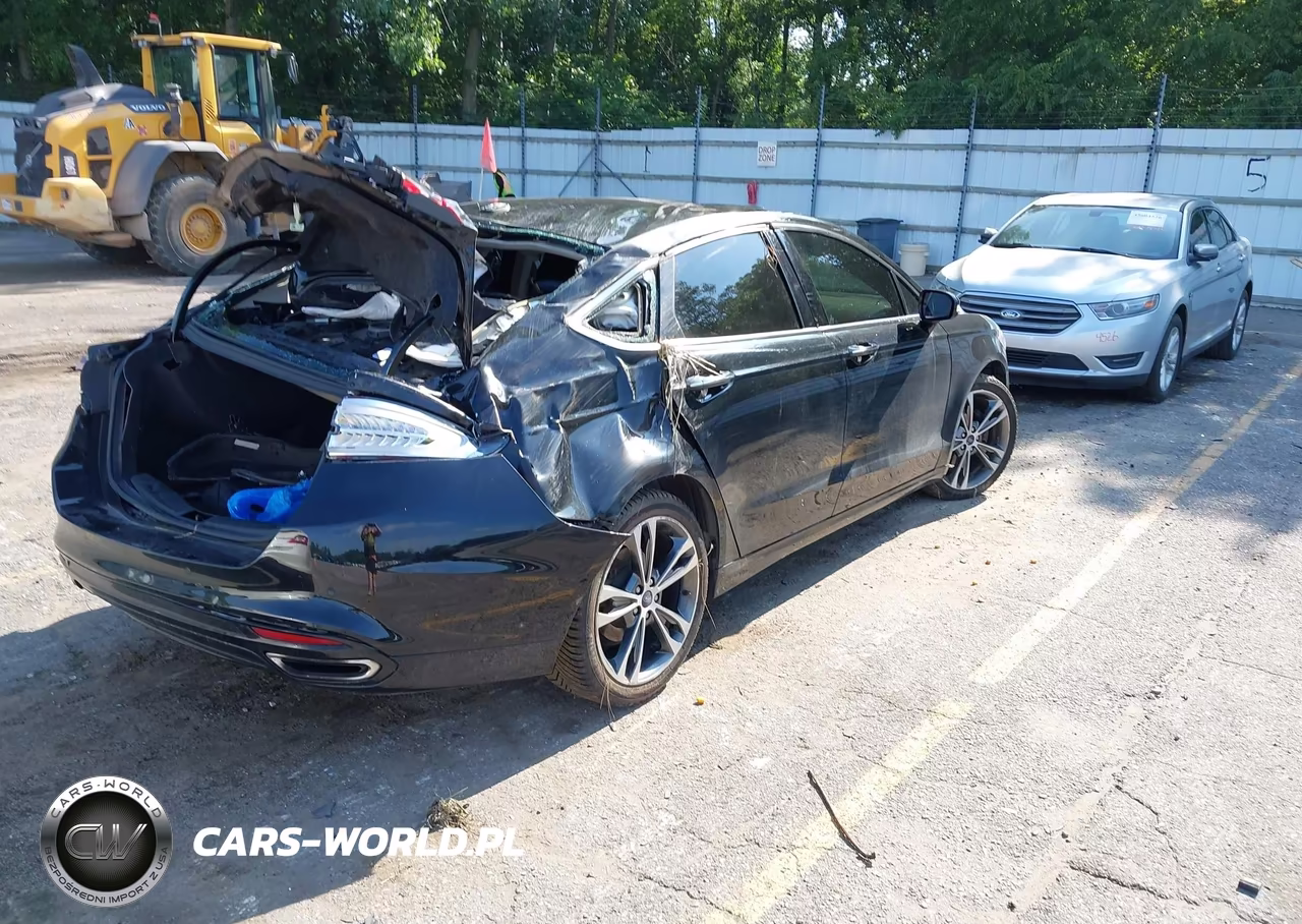 2017 Ford Fusion Titanium VIN:3FA6P0K91HR199305 - 4