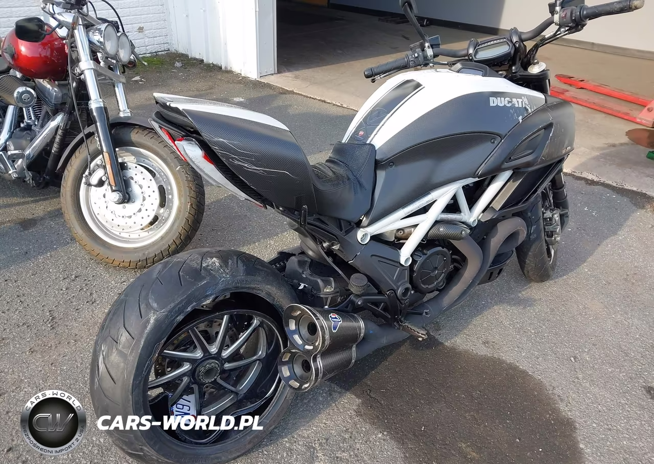 2015 Ducati Diavel VIN:ZDM13BSW9FB020841 - 4