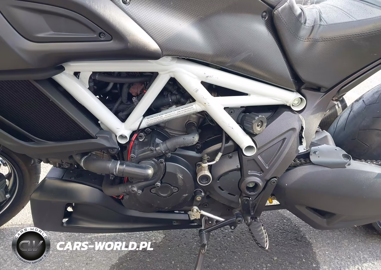 2015 Ducati Diavel VIN:ZDM13BSW9FB020841 - 9