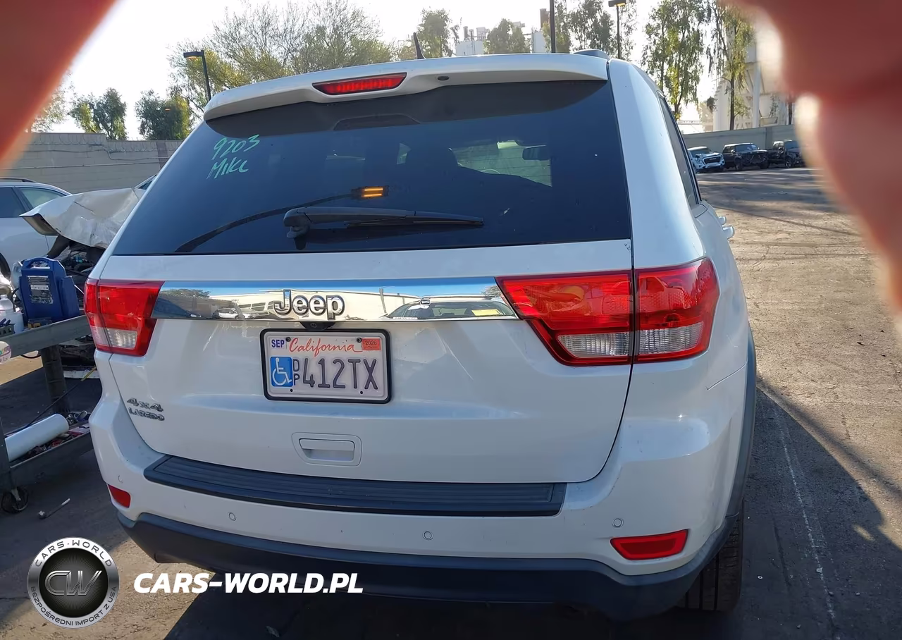 2013 Jeep Grand Cherokee Laredo VIN:1C4RJFAG5DC582460 - 17