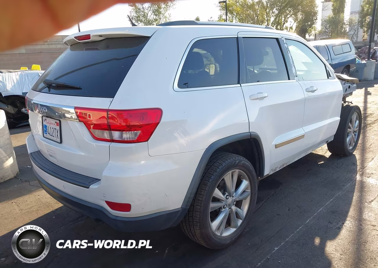 2013 Jeep Grand Cherokee Laredo VIN:1C4RJFAG5DC582460 - 4