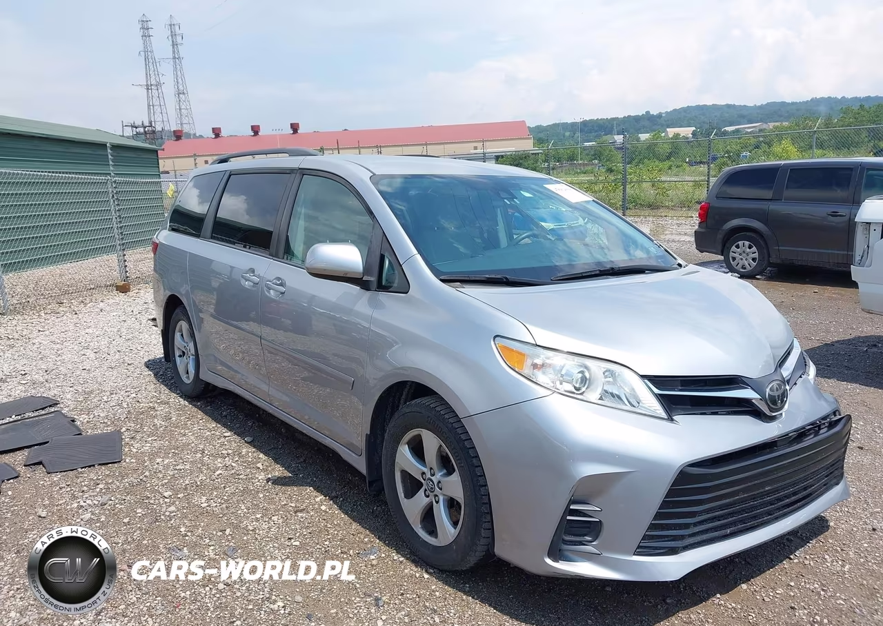 2018 Toyota Sienna Le 8 Passenger