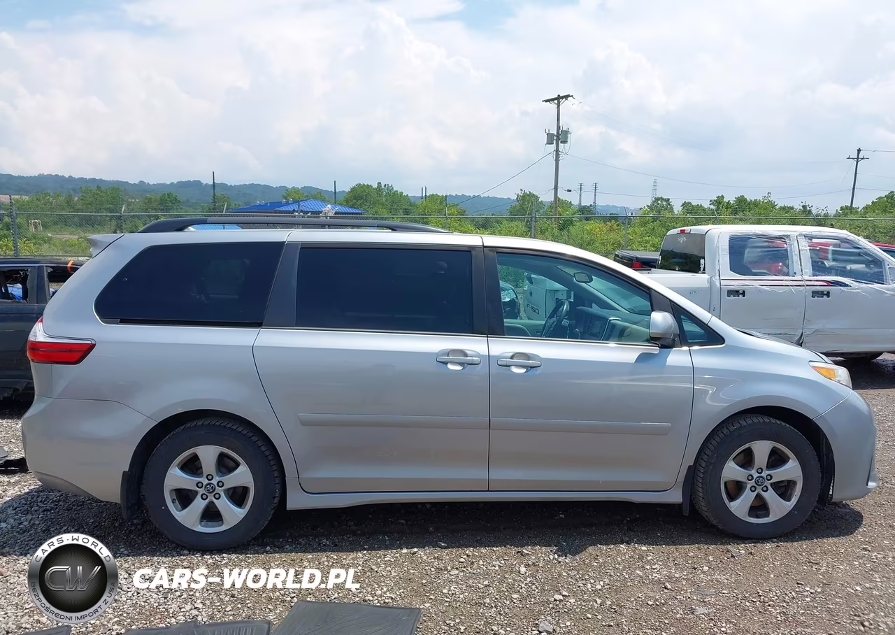 2018 Toyota Sienna Le 8 Passenger VIN:5TDKZ3DC8JS955308 - 13