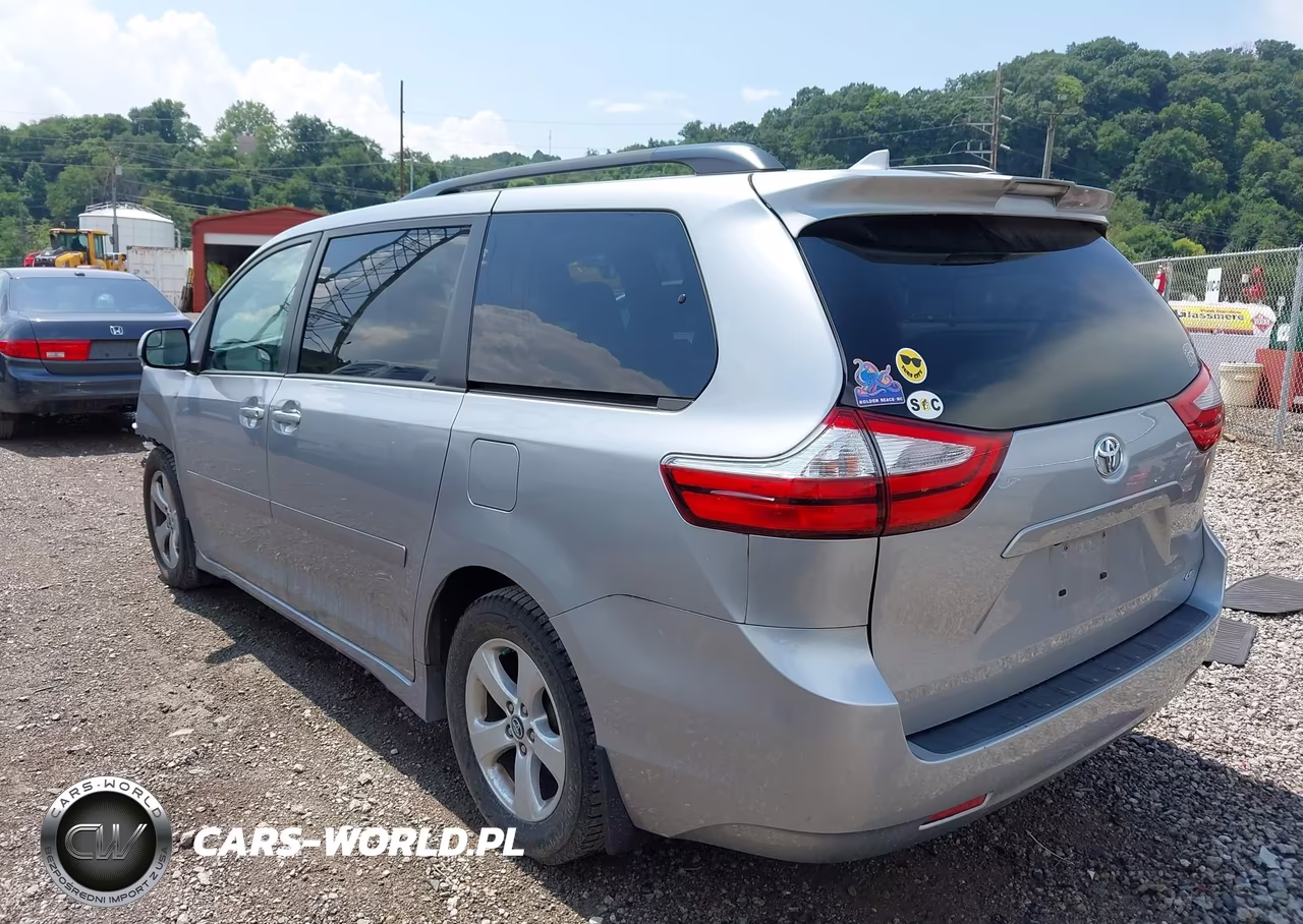 2018 Toyota Sienna Le 8 Passenger VIN:5TDKZ3DC8JS955308 - 3