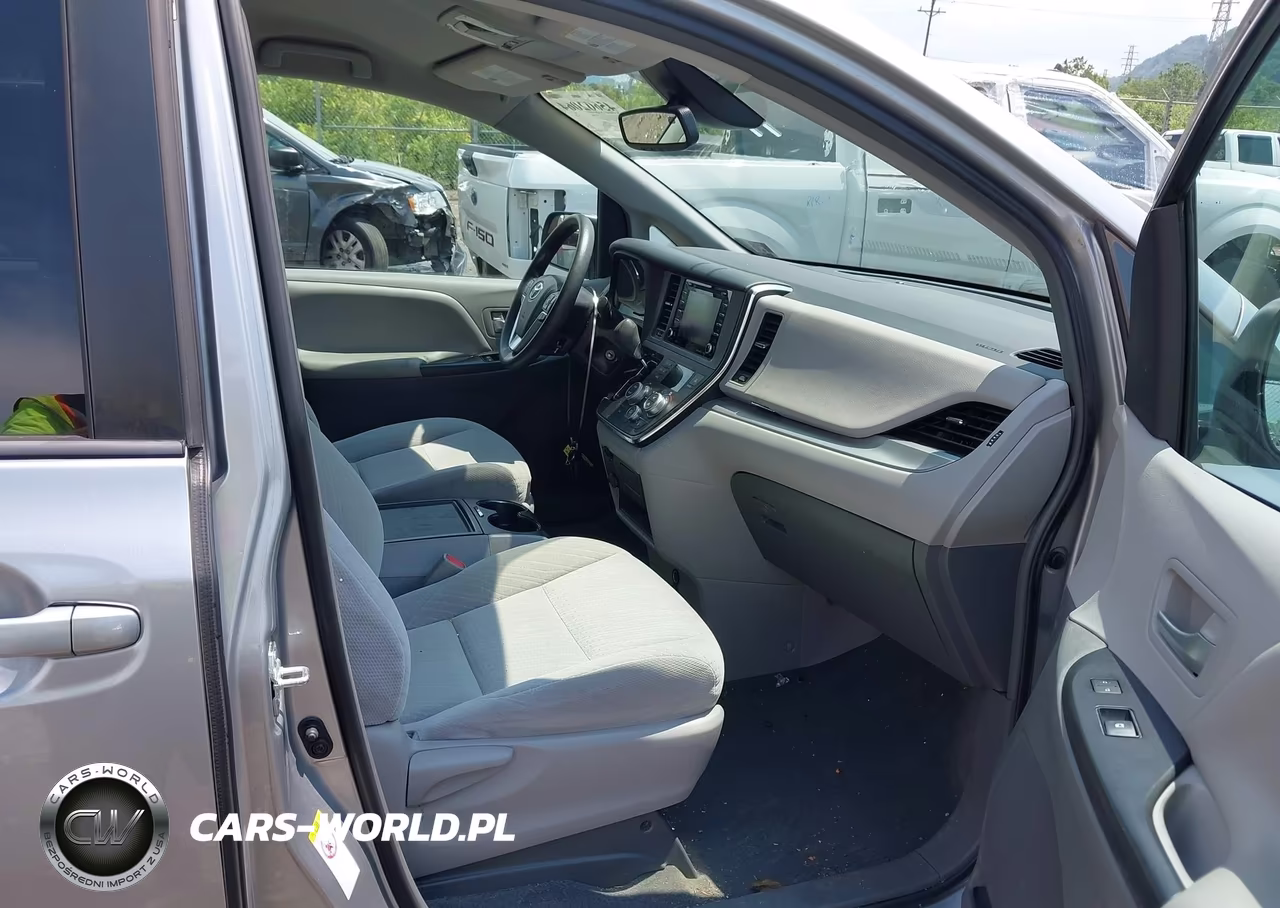 2018 Toyota Sienna Le 8 Passenger VIN:5TDKZ3DC8JS955308 - 5