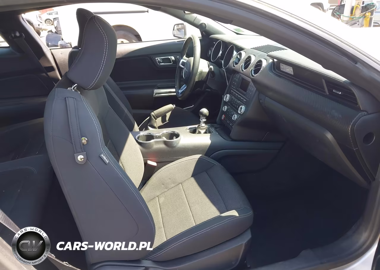 2016 Ford Mustang V6 VIN:1FA6P8AMXG5259880 - 5