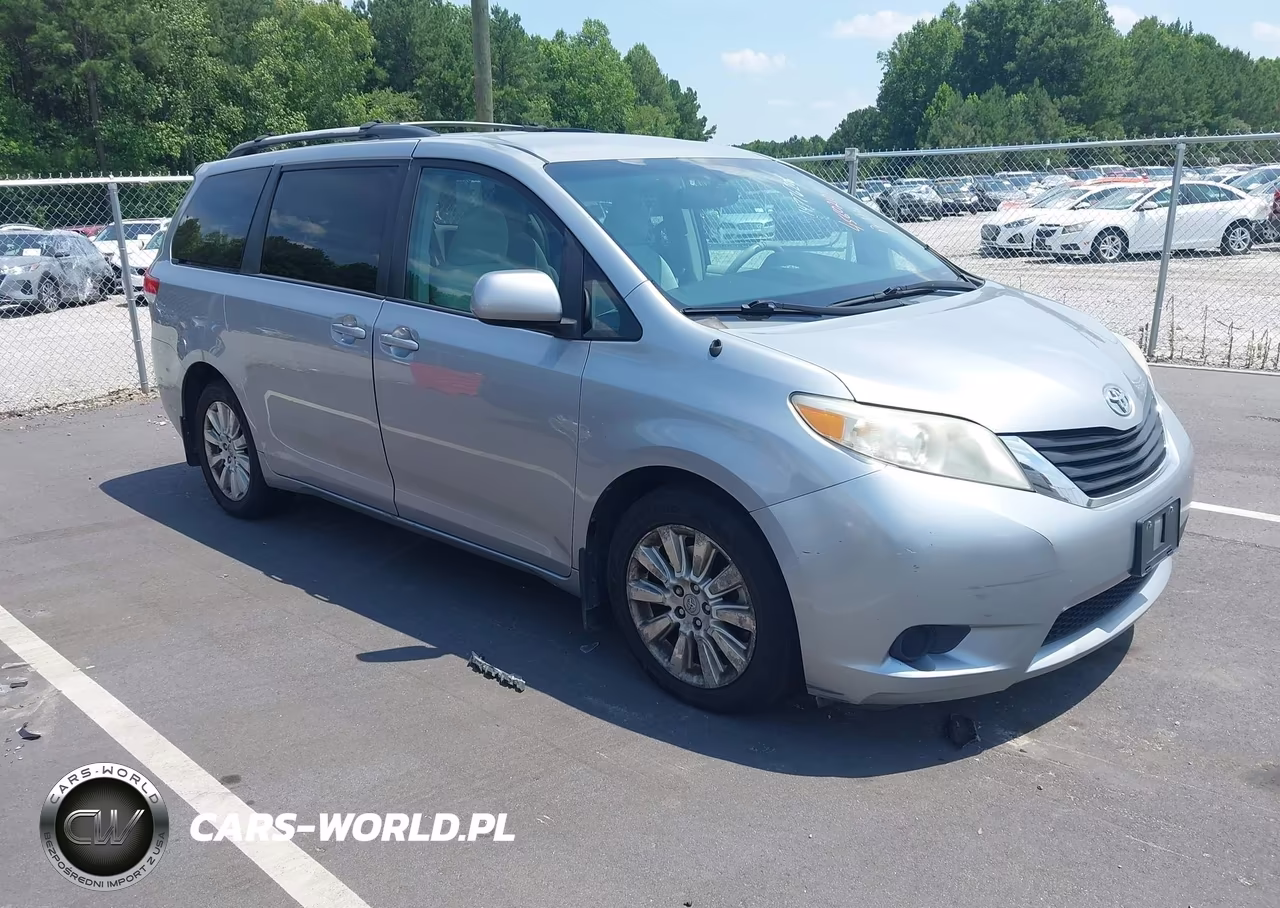 2011 Toyota Sienna Le – zdjęcie 1 z 16
