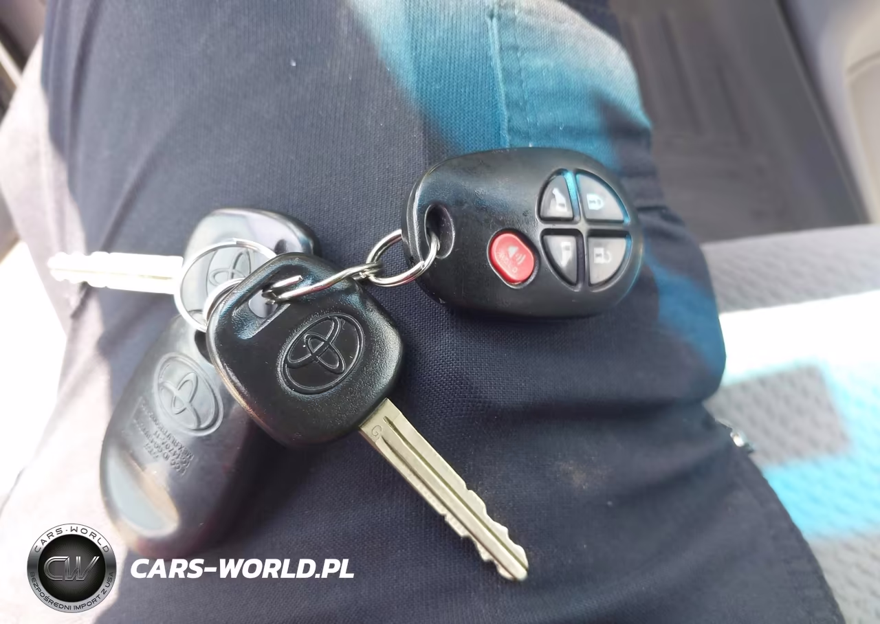 2011 Toyota Sienna Le VIN:5TDJK3DC8BS020842 - 11
