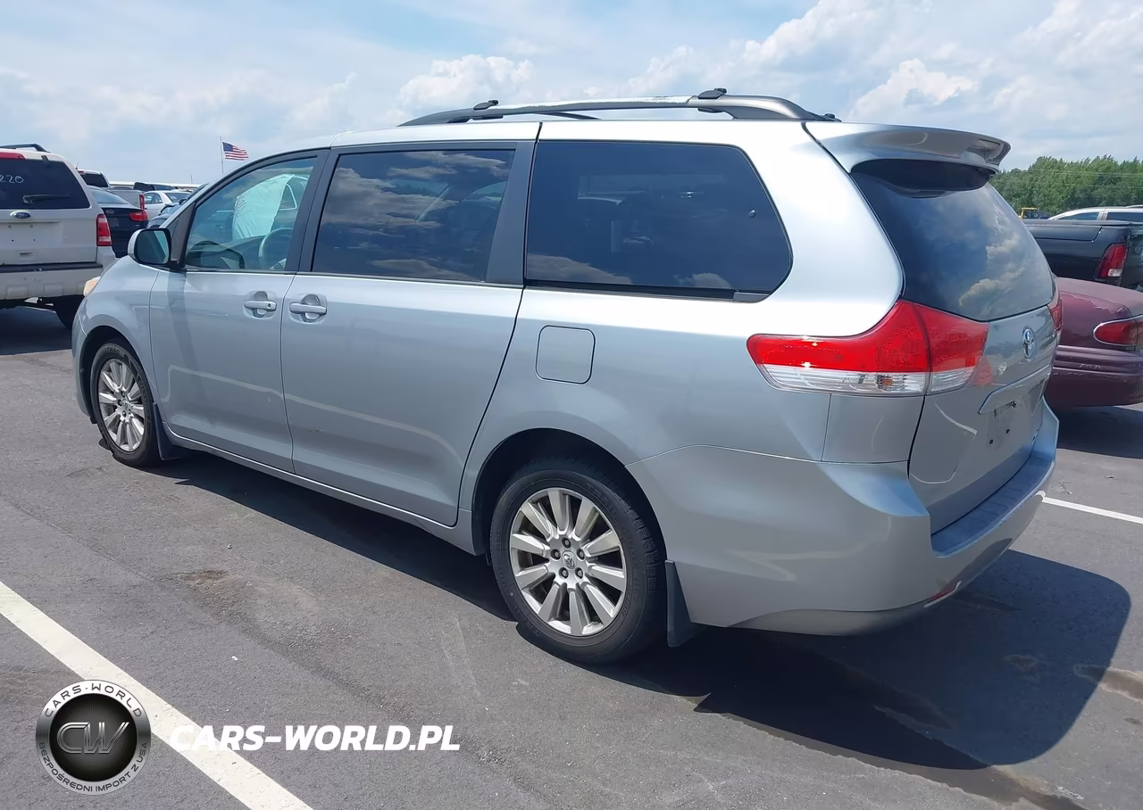 2011 Toyota Sienna Le VIN:5TDJK3DC8BS020842 - 3