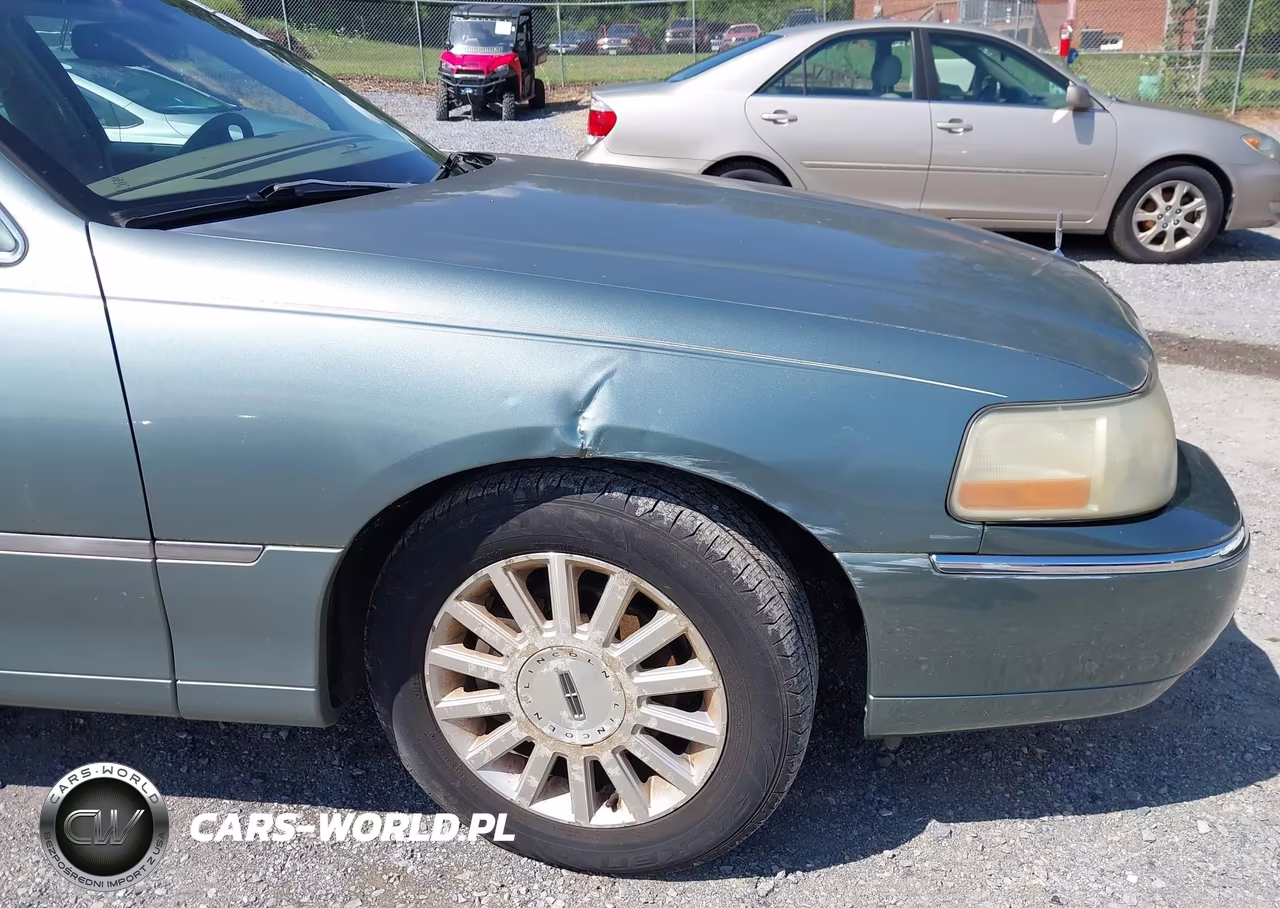 2004 Lincoln Town Car Signature VIN:1LNHM81W84Y606805 - 12