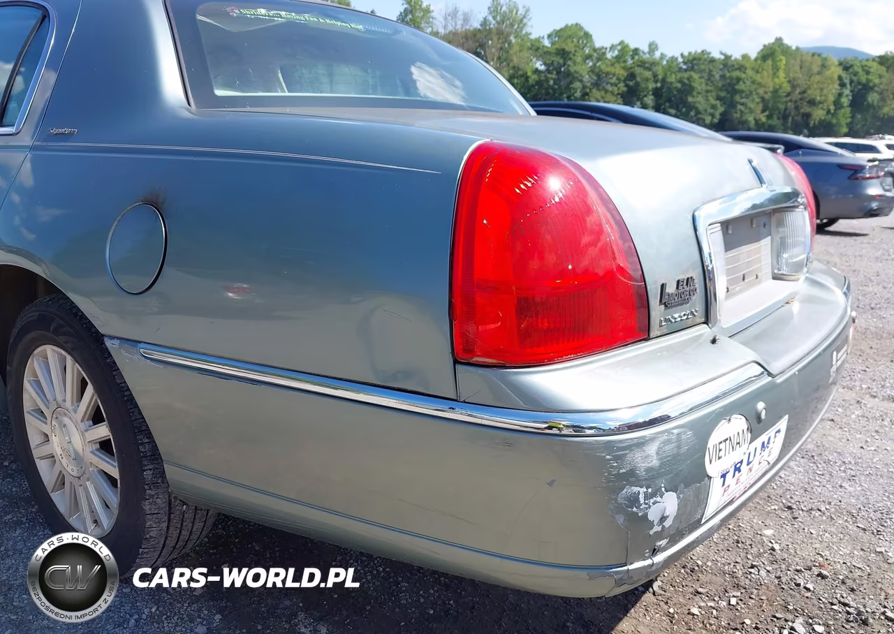 2004 Lincoln Town Car Signature VIN:1LNHM81W84Y606805 - 15
