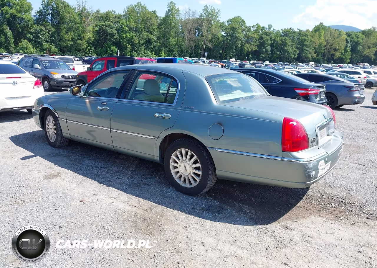 2004 Lincoln Town Car Signature VIN:1LNHM81W84Y606805 - 3