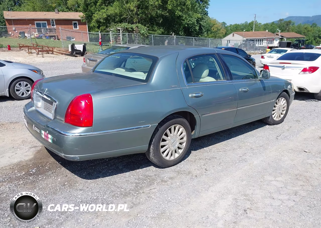 2004 Lincoln Town Car Signature VIN:1LNHM81W84Y606805 - 4