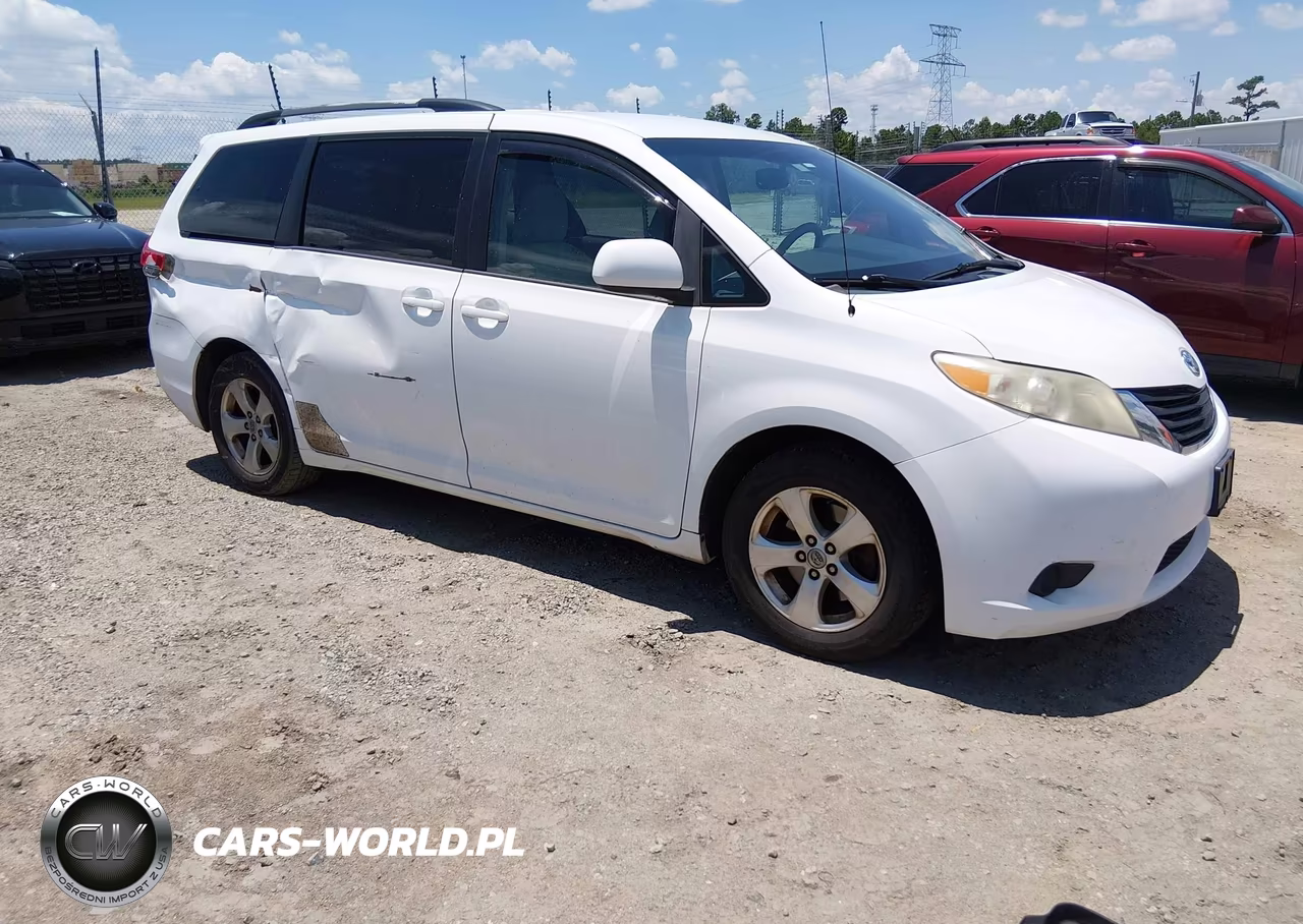 2013 Toyota Sienna Le V6 8 Passenger