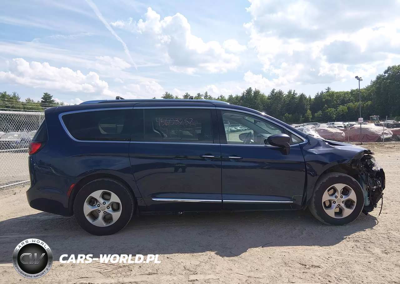 2017 Chrysler Pacifica Touring-L Plus VIN:2C4RC1EG8HR556004 - 13