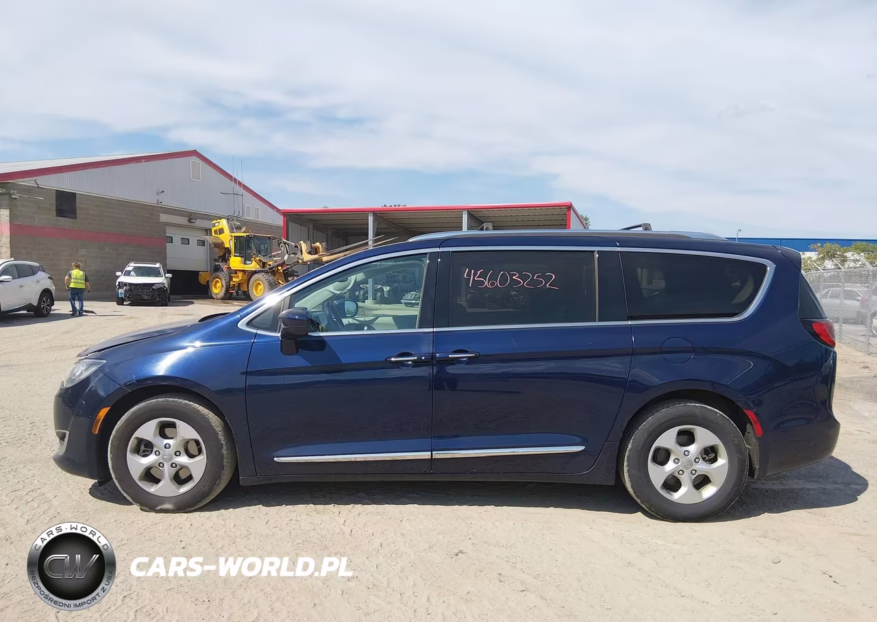 2017 Chrysler Pacifica Touring-L Plus VIN:2C4RC1EG8HR556004 - 14