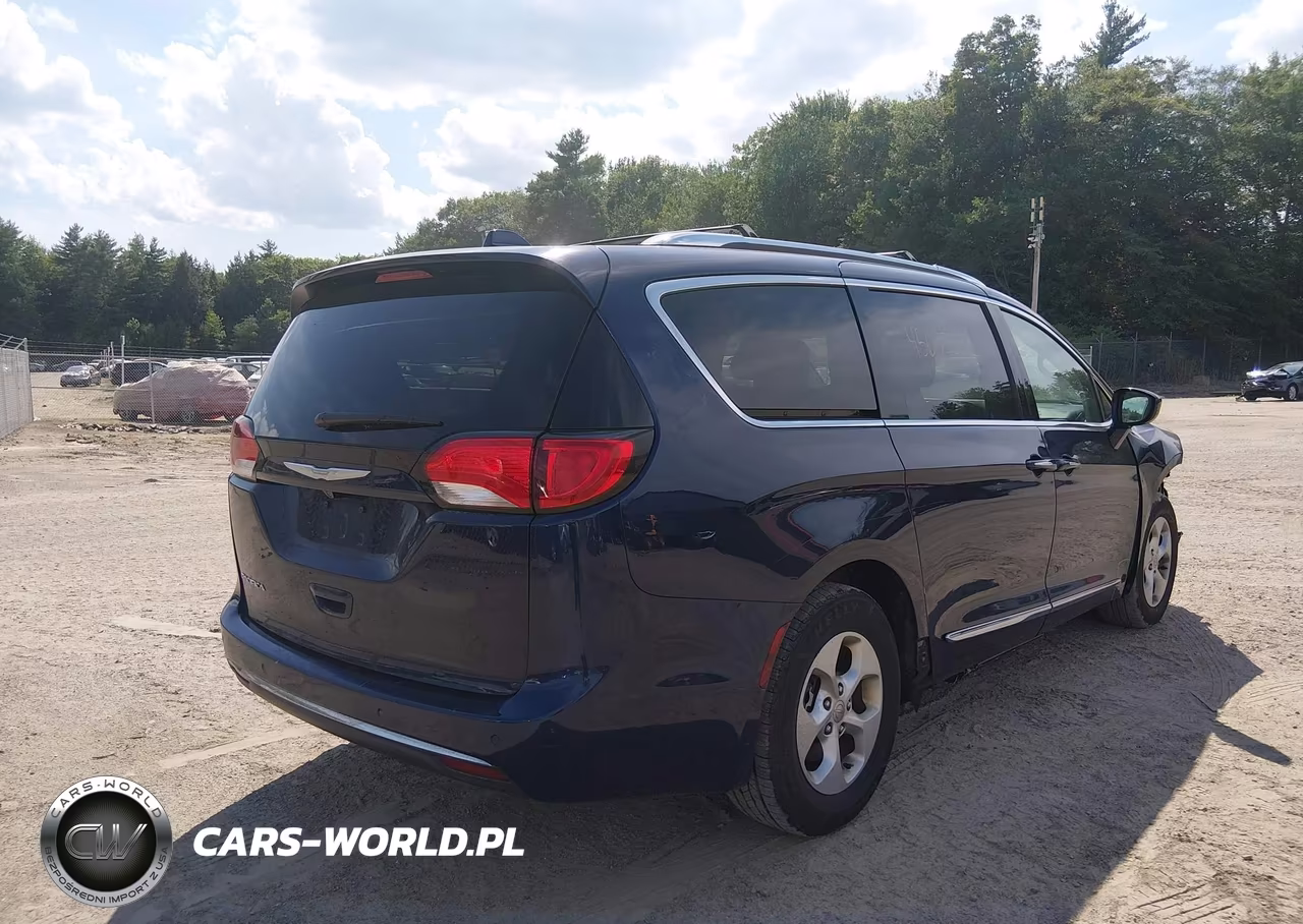 2017 Chrysler Pacifica Touring-L Plus VIN:2C4RC1EG8HR556004 - 18