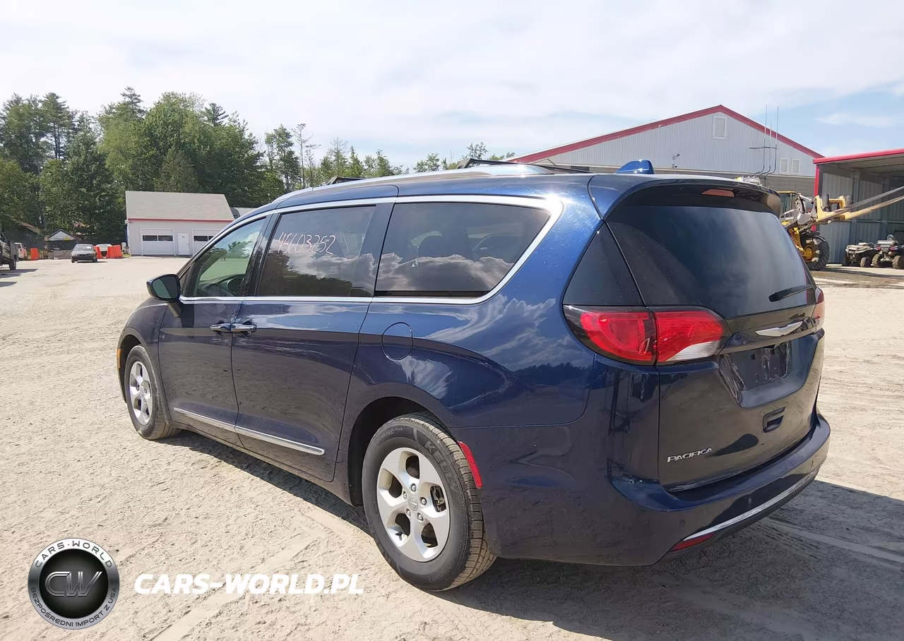 2017 Chrysler Pacifica Touring-L Plus VIN:2C4RC1EG8HR556004 - 19
