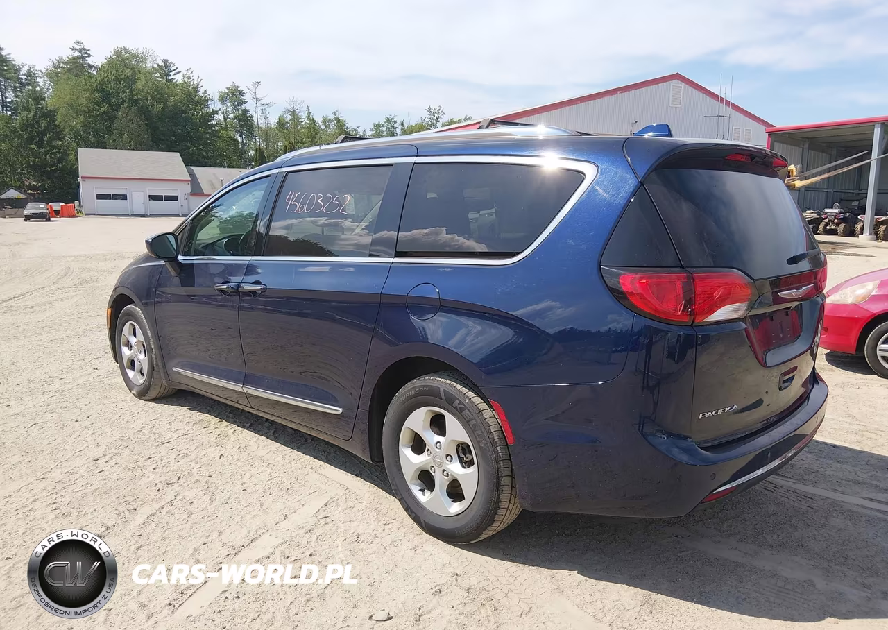 2017 Chrysler Pacifica Touring-L Plus VIN:2C4RC1EG8HR556004 - 3