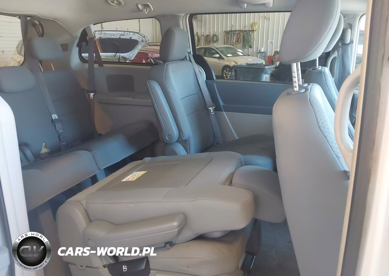 2009 Chrysler Town & Country Touring VIN:2A8HR54179R614306 - 8