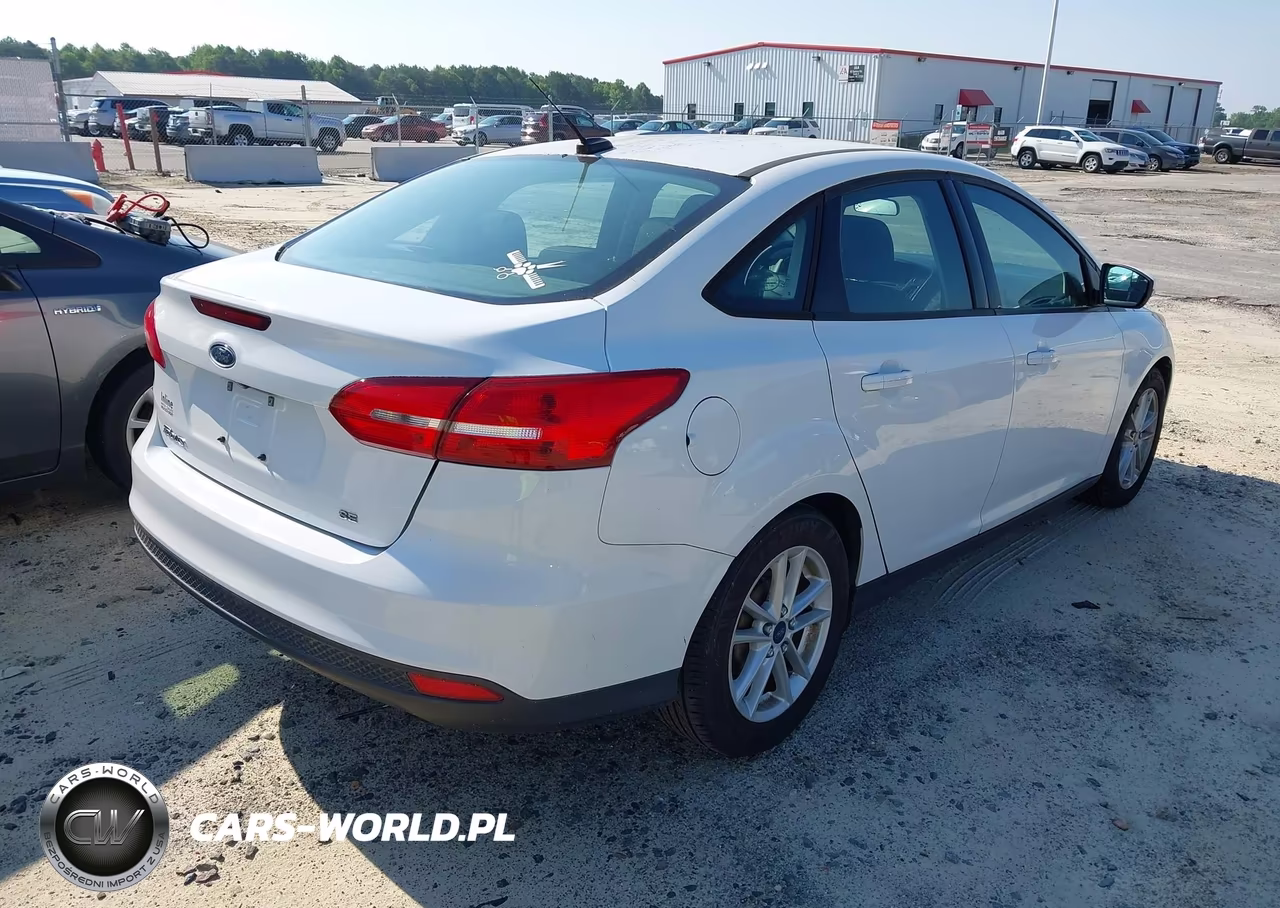 2015 Ford Focus Se VIN:1FADP3F25FL345903 - 4