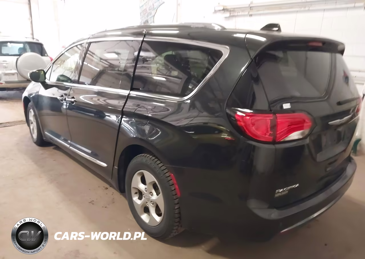 2017 Chrysler Pacifica Touring-L Plus VIN:2C4RC1EG3HR835828 - 3