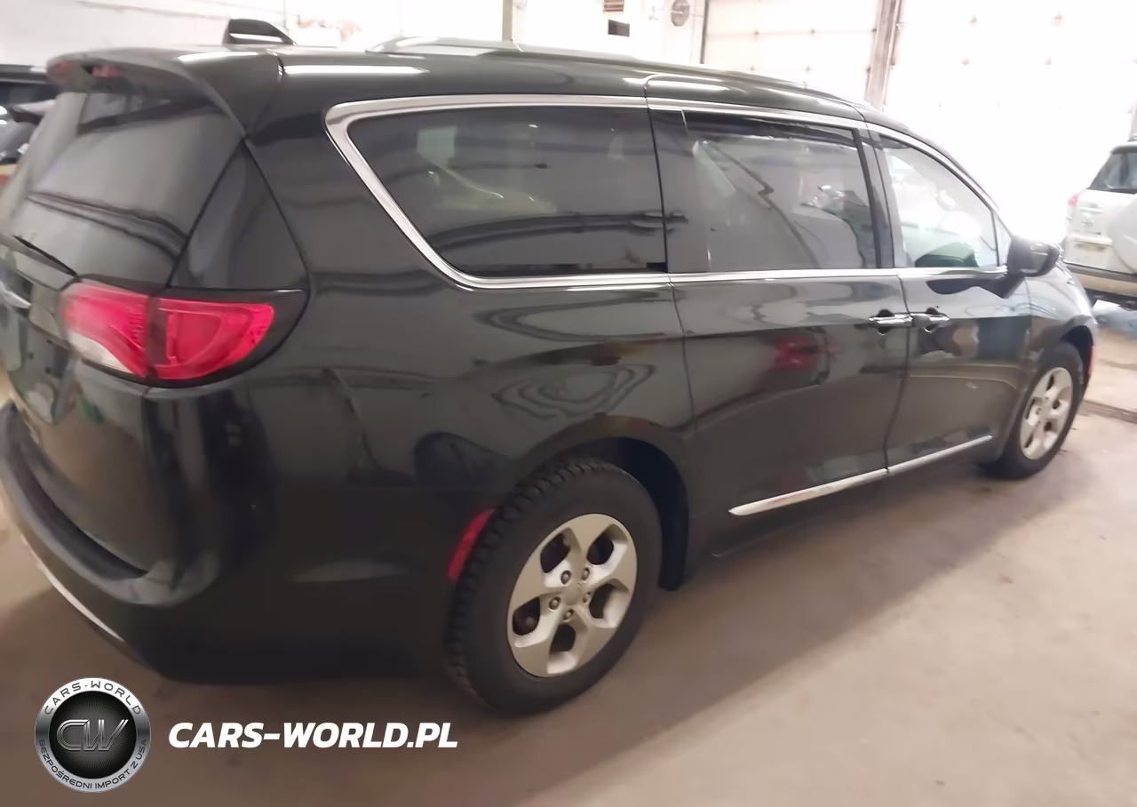 2017 Chrysler Pacifica Touring-L Plus VIN:2C4RC1EG3HR835828 - 4