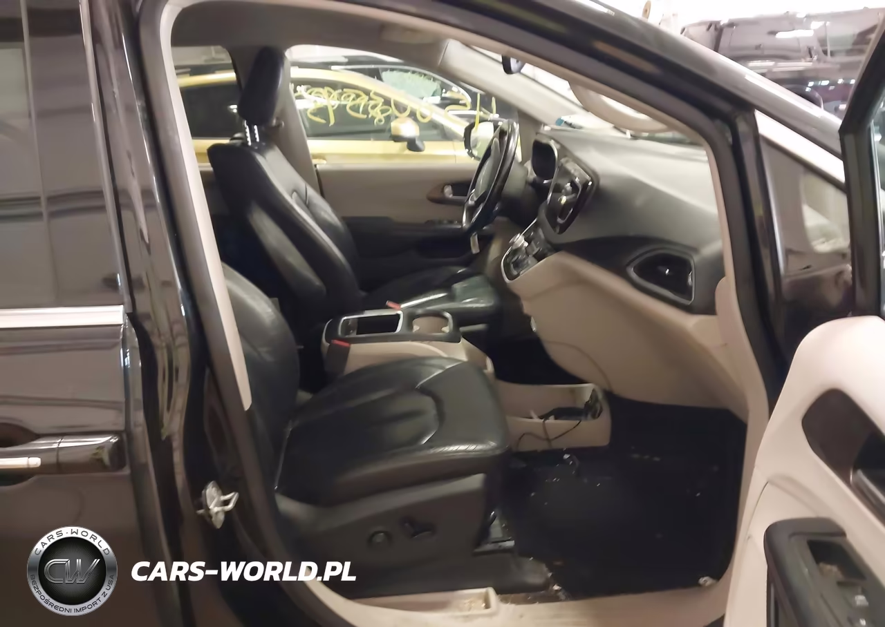 2017 Chrysler Pacifica Touring-L Plus VIN:2C4RC1EG3HR835828 - 5