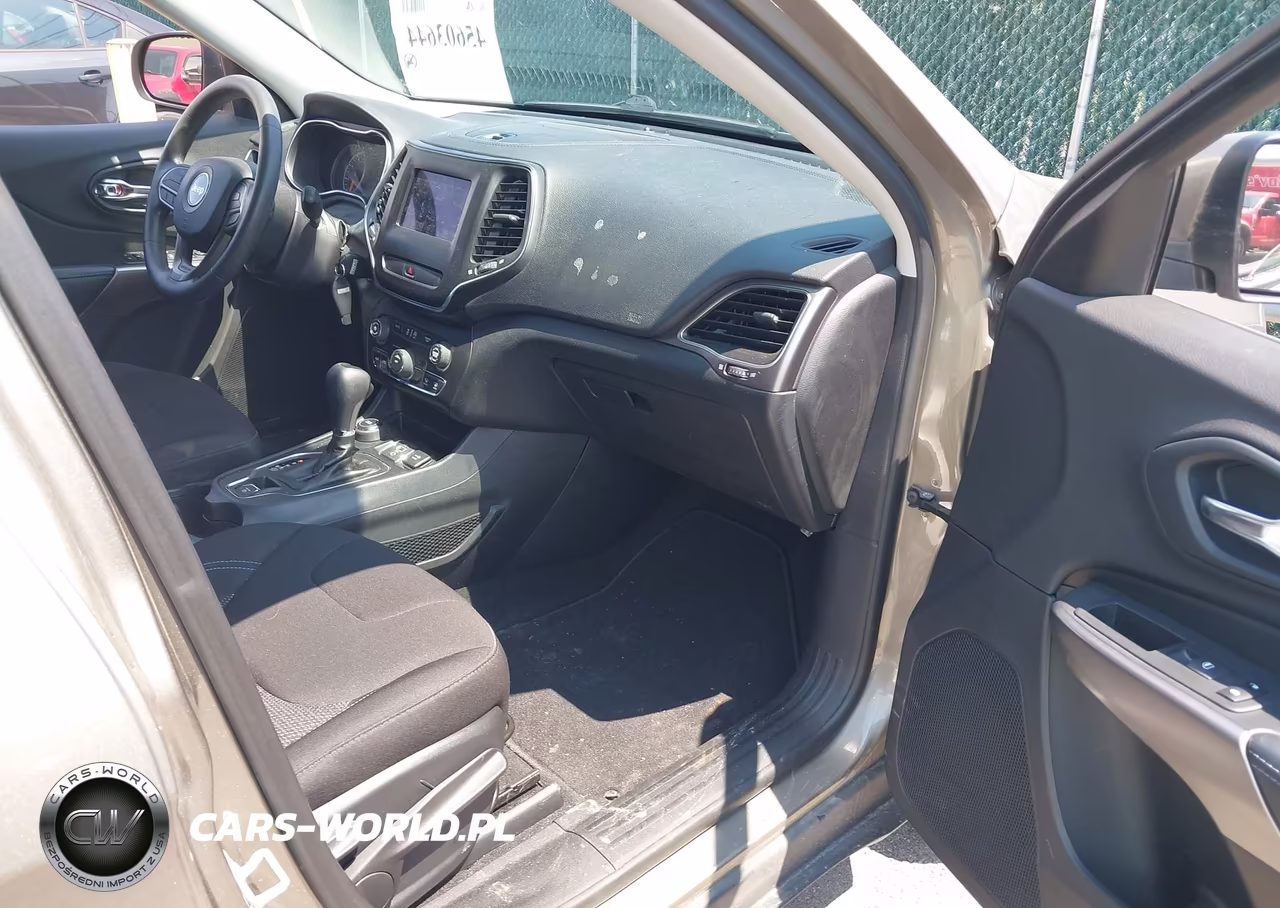 2019 Jeep Cherokee Latitude 4X4 VIN:1C4PJMCB9KD449477 - 5