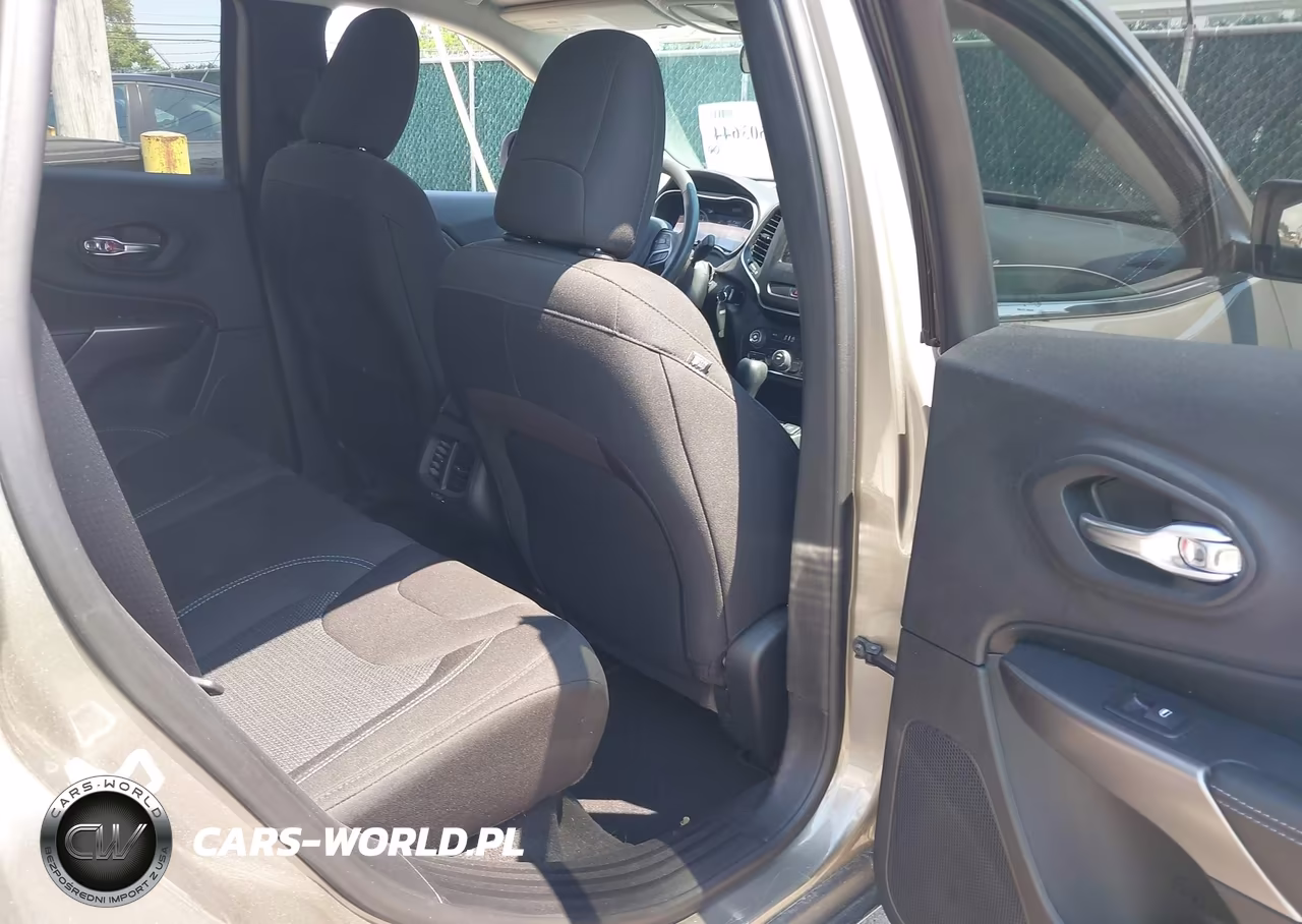 2019 Jeep Cherokee Latitude 4X4 VIN:1C4PJMCB9KD449477 - 8