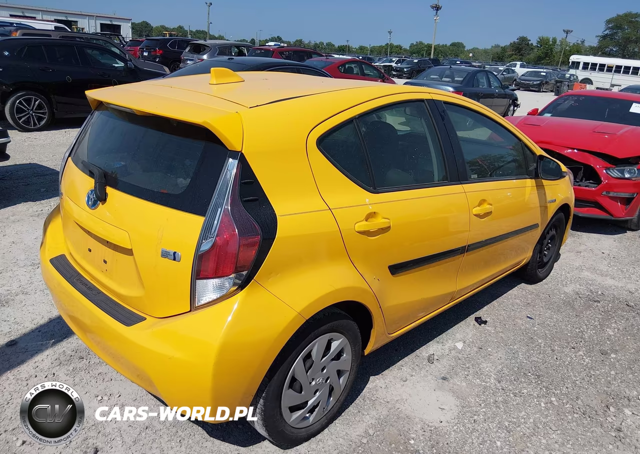 2015 Toyota Prius C Two VIN:JTDKDTB31F1098111 - 4