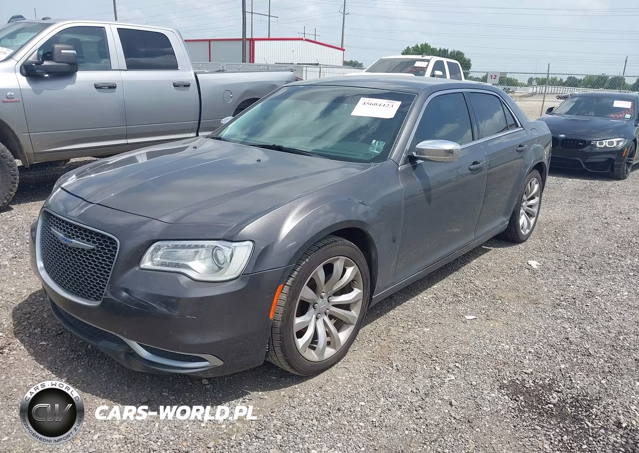2018 Chrysler 300 Touring VIN:2C3CCAAGXJH324645 - 2