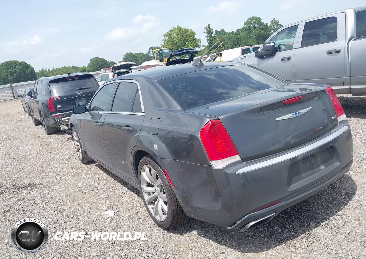 2018 Chrysler 300 Touring VIN:2C3CCAAGXJH324645 - 3